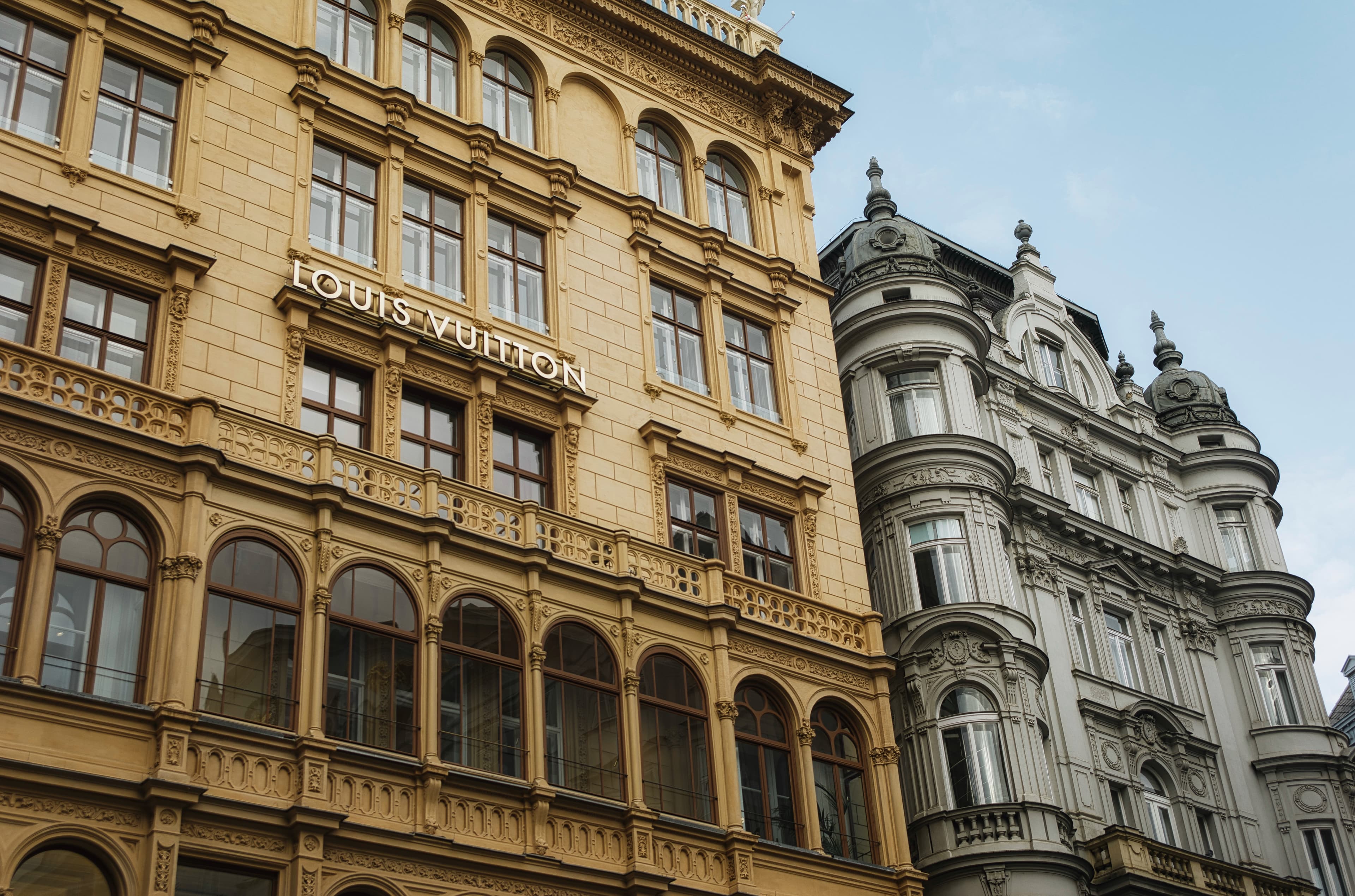 Façade Belle Époque viennoise et coupole verte du Belvédère