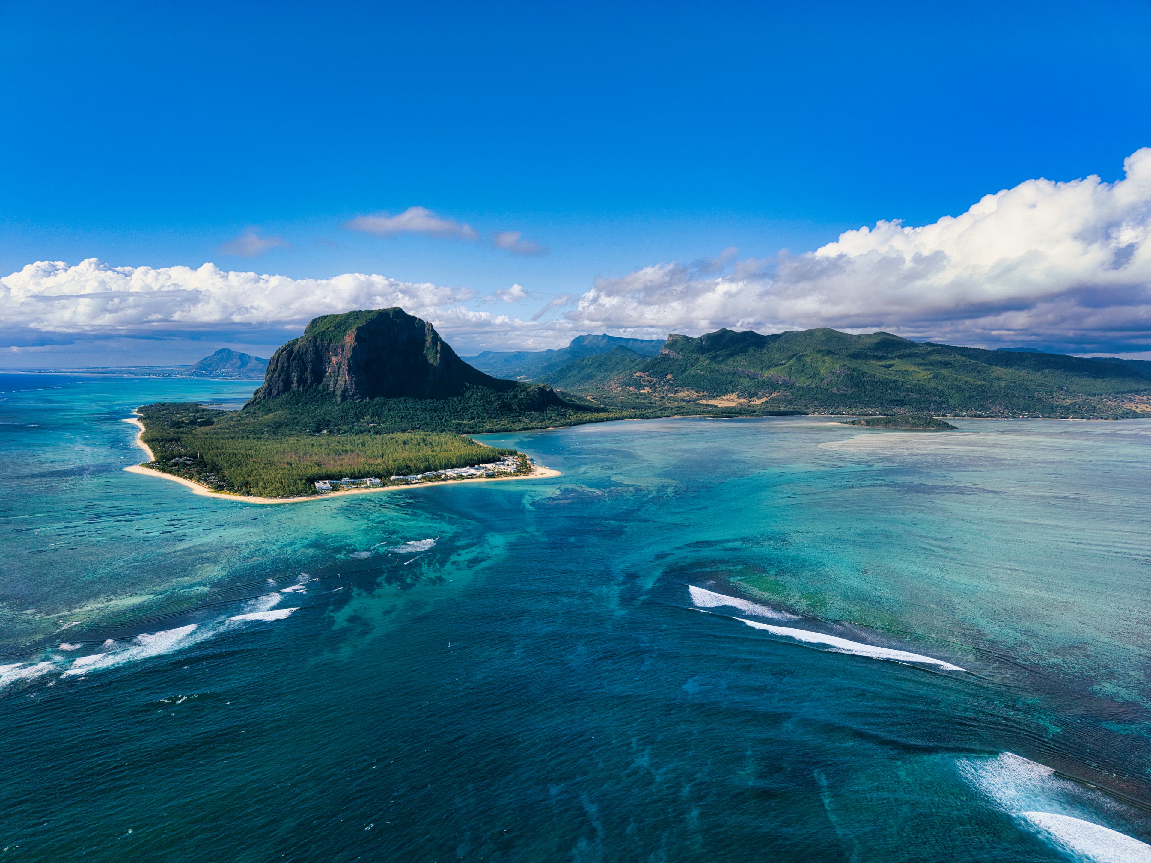 Lagune turquoise et piton volcanique de l'île Maurice