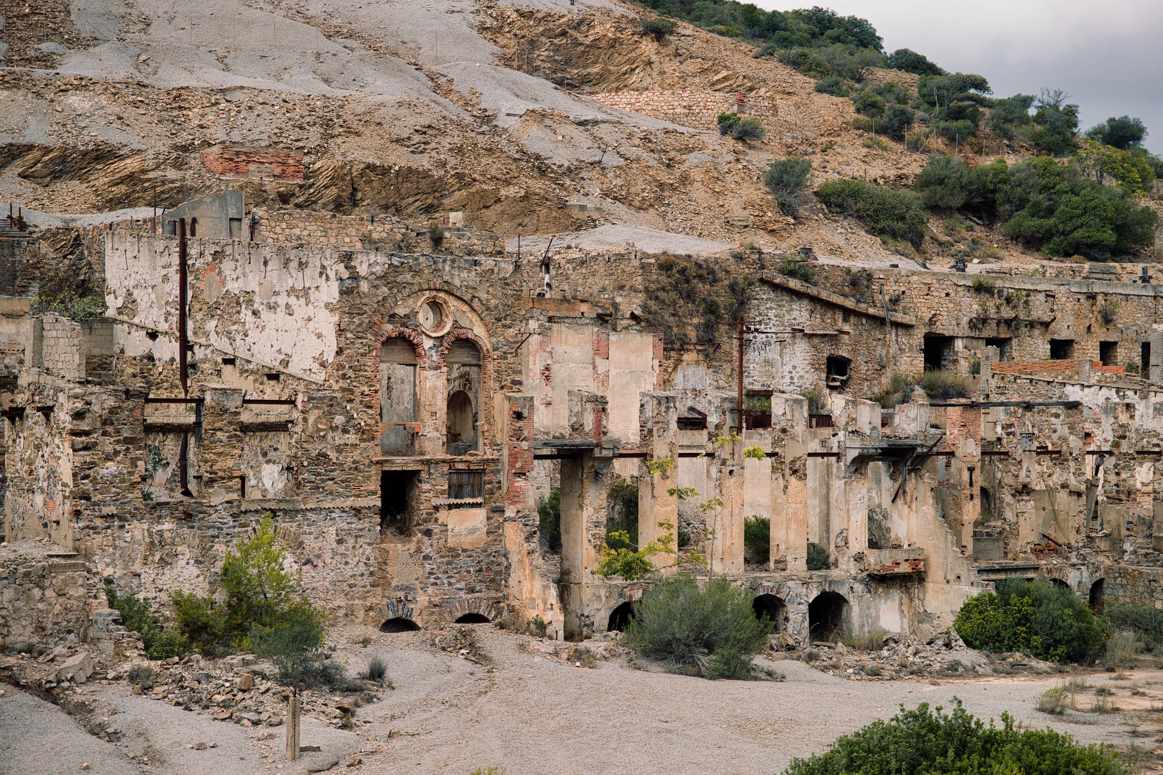 Ruines du village minier d'Ingurtosu envahi par la lande, Sardaigne